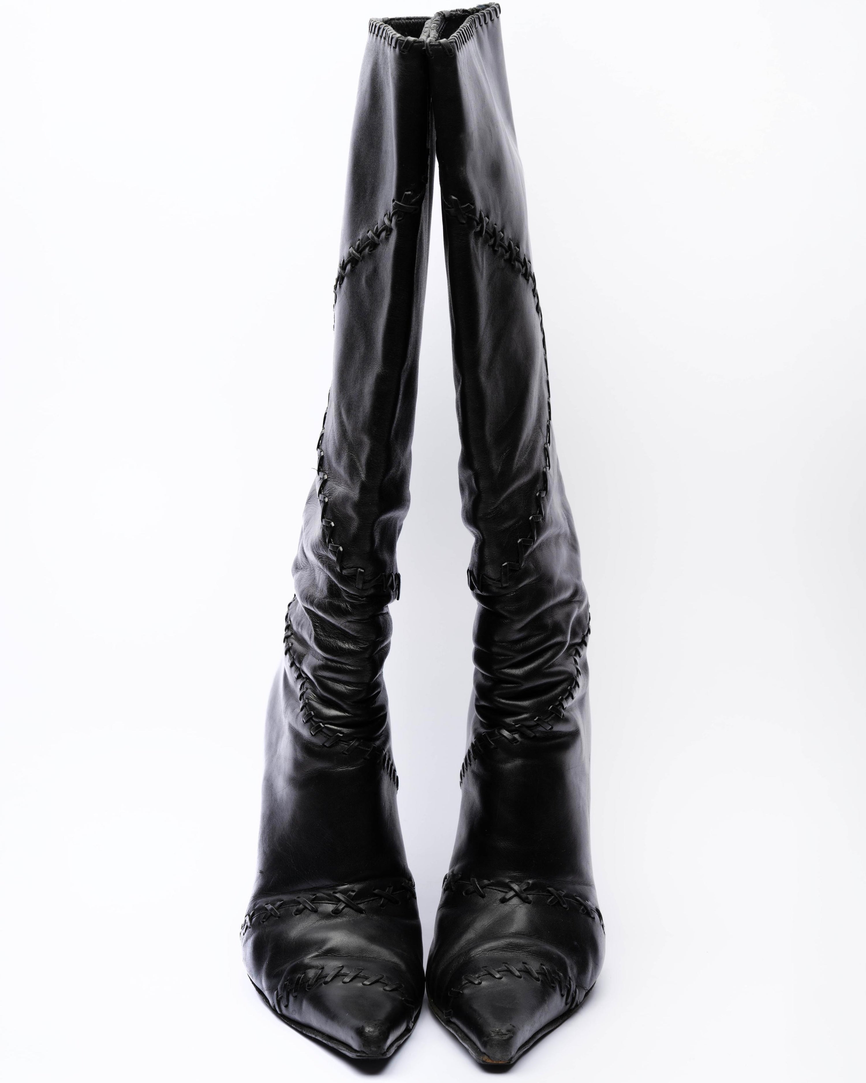 Casadei Kniehohe Stiefel aus schwarzem Leder mit Ziernaht